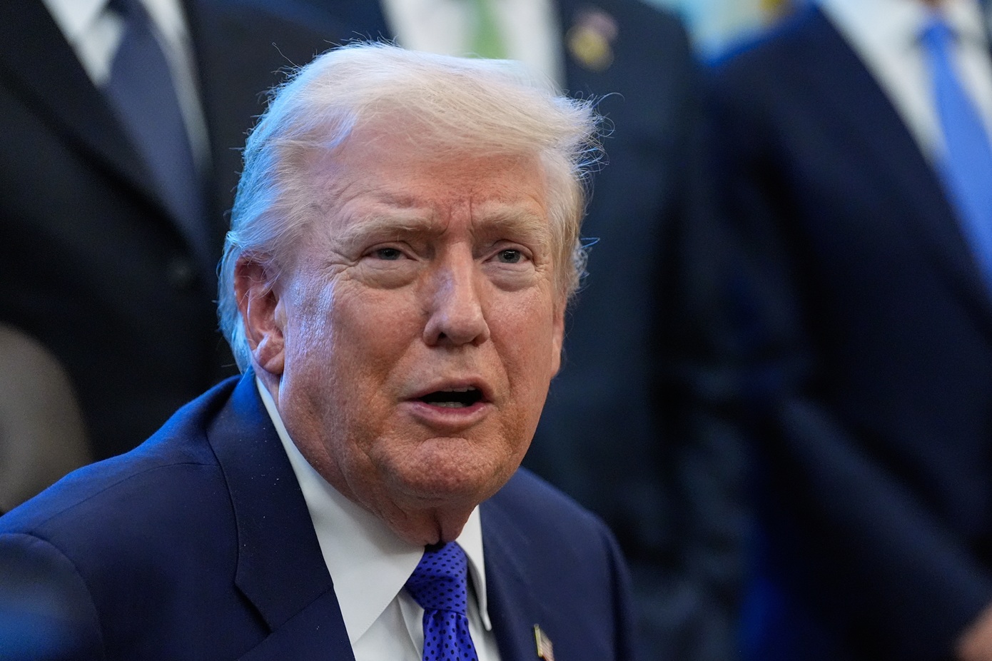 Ο Τραμπ απειλεί τον Χαμενεΐ: «Πρέπει να ανησυχεί πολύ»