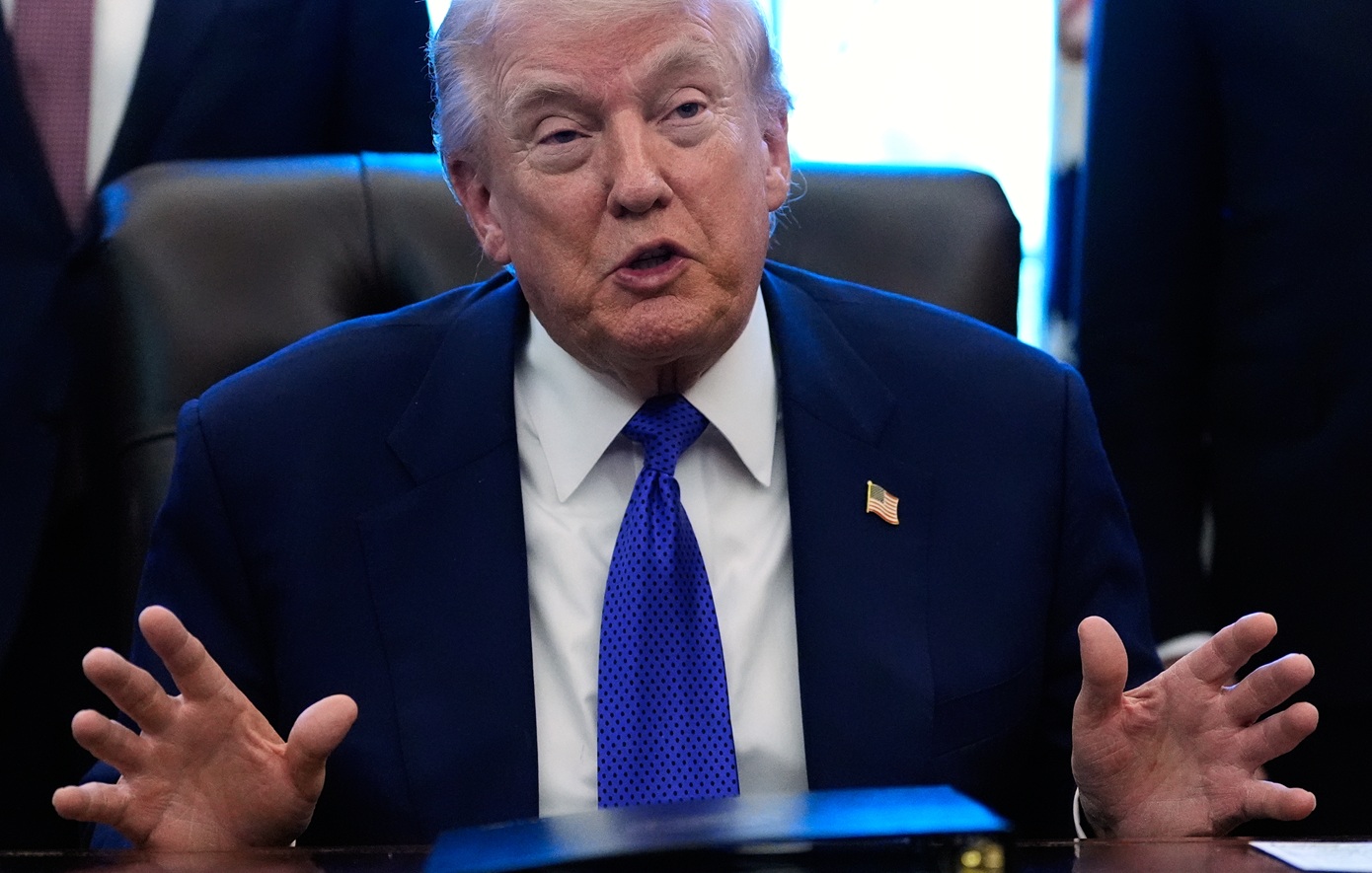 Τραμπ απειλεί Χαμενεΐ: «Πρέπει να ανησυχεί πολύ»