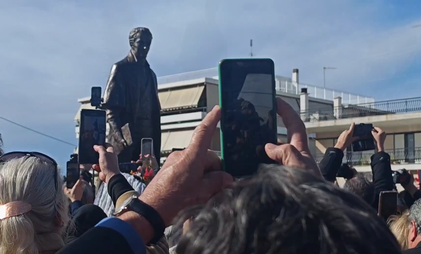 «Πλατεία Κυβερνήτη Ιωάννη Καποδίστρια»: Συγκίνηση και χειροκροτήματα στα αποκαλυπτήρια του ανδριάντα στην Αργυρούπολη