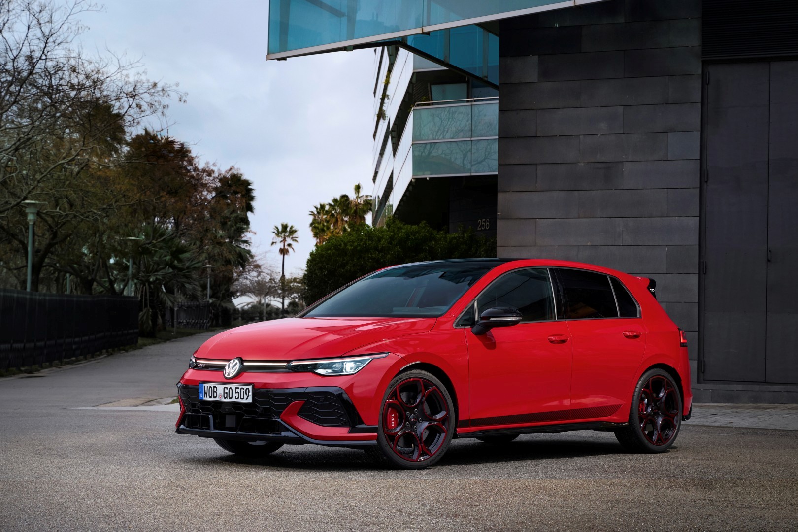 Το επετειακό Volkswagen Golf GTI Edition 50 εντυπωσιάζει