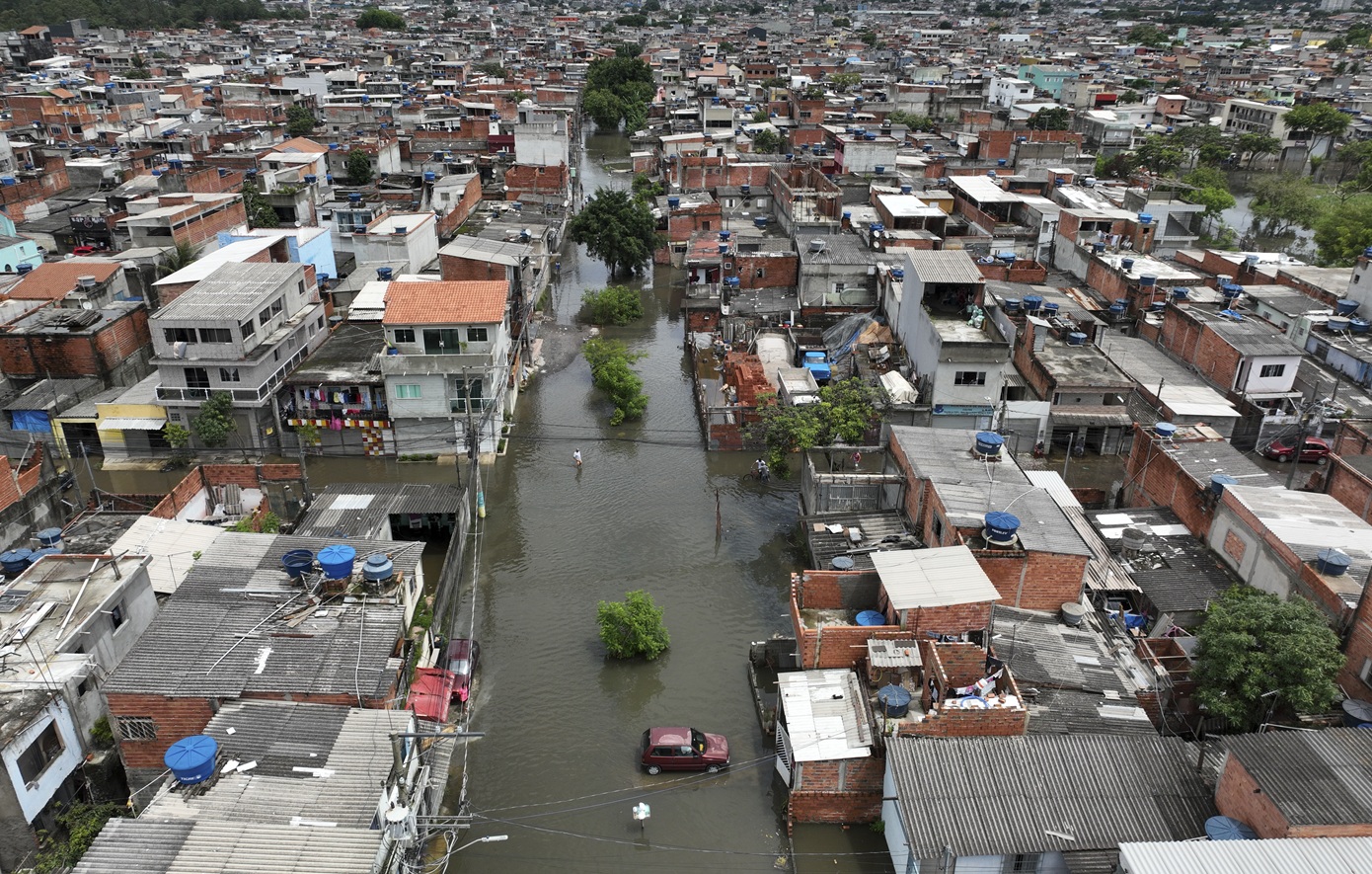Σάο Πάολο σε κλιματική «υστερία»: Ταυτόχρονη μάχη με πλημμύρες και ξηρασία