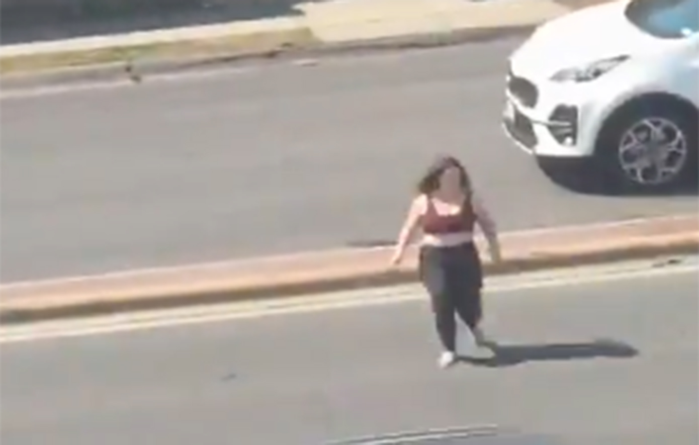 Σοκ στο Μεξικό: Η στιγμή που αυτοκίνητο χτυπάει γυναίκα και την εκσφενδονίζει στον αέρα