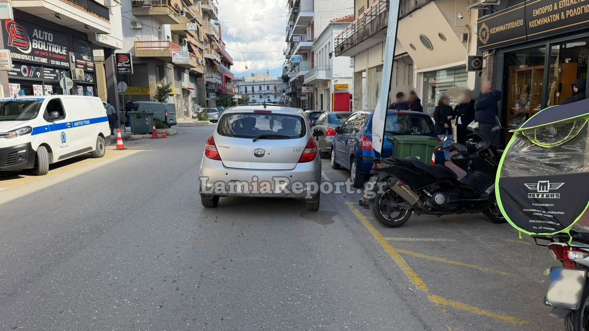 Αυτοκίνητο παρέσυρε δύο νεαρούς στο κέντρο της Λαμίας