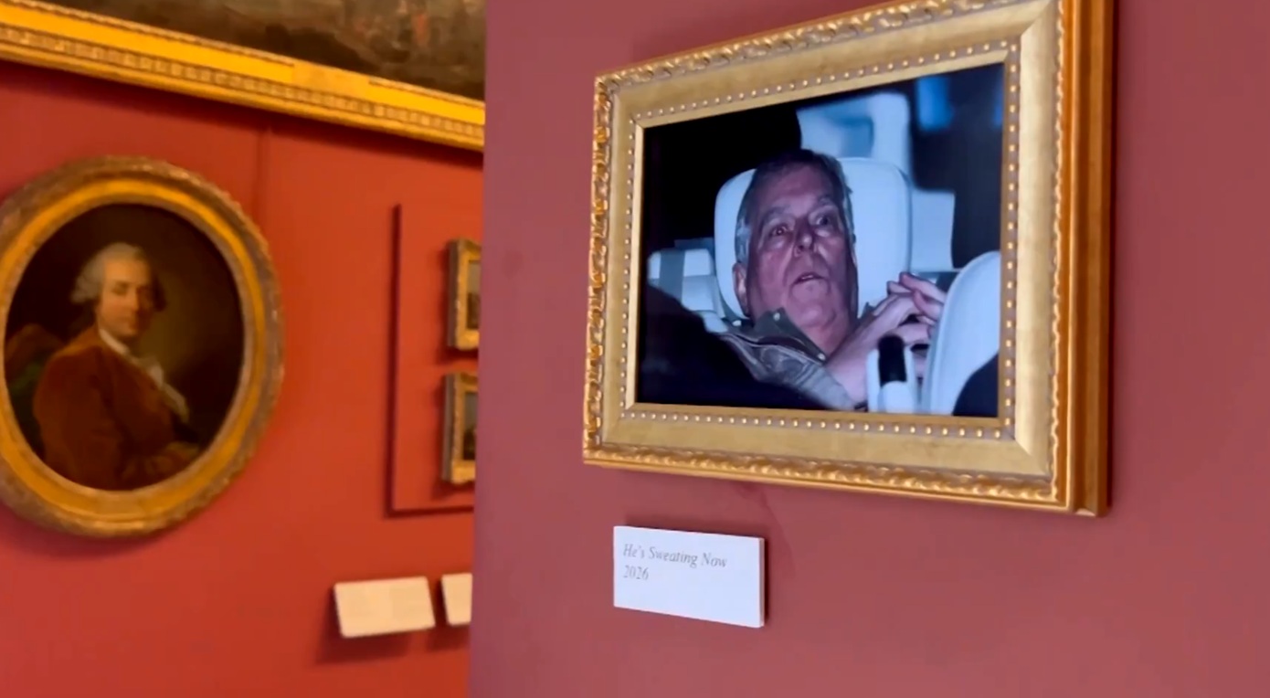 «Έκθεμα» στο Λούβρο η ταπεινωτική φωτογραφία του Άντριου μετά τη σύλληψή του, δίπλα στη Μόνα Λίζα