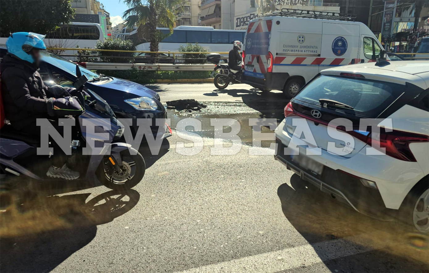 Κίνηση τώρα: Δυσκολία για τους οδηγούς στη Συγγρού εξαιτίας σπασμένου αγωγού ύδρευσης