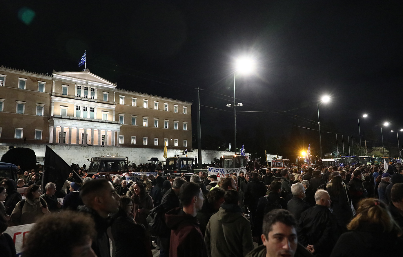 «Κατάληψη» αγροτών στο Σύνταγμα: Θα διανυκτερεύσουν έξω από τη Βουλή με τα τρακτέρ &#8211; Έστησαν πάγκους