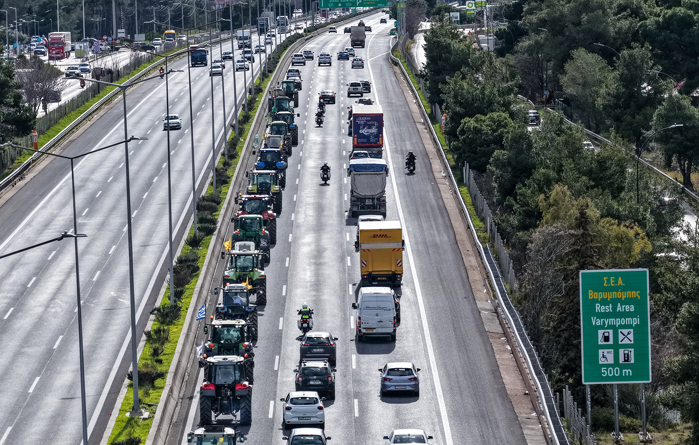 Έφτασαν στον Κηφισό τα τρακτέρ, καθ&#8217; οδόν για το Σύνταγμα που συγκεντρώνονται οι αγρότες &#8211; Δείτε βίντεο και φωτογραφίες