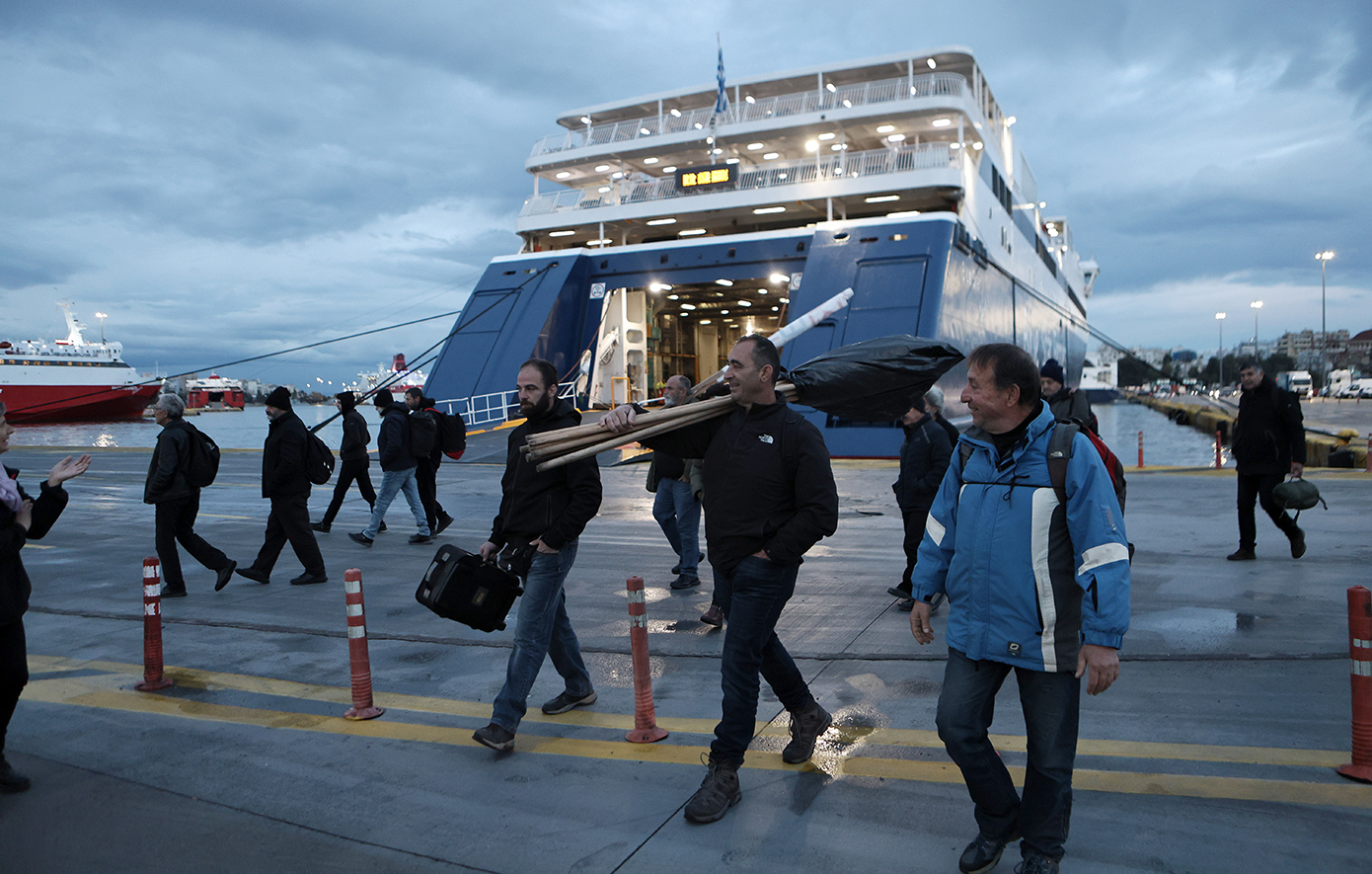 Πανελλαδικό αγροτικό συλλαλητήριο στις 16:00 στο Σύνταγμα &#8211; Έφθασαν οι πρώτοι αγρότες στον Πειραιά