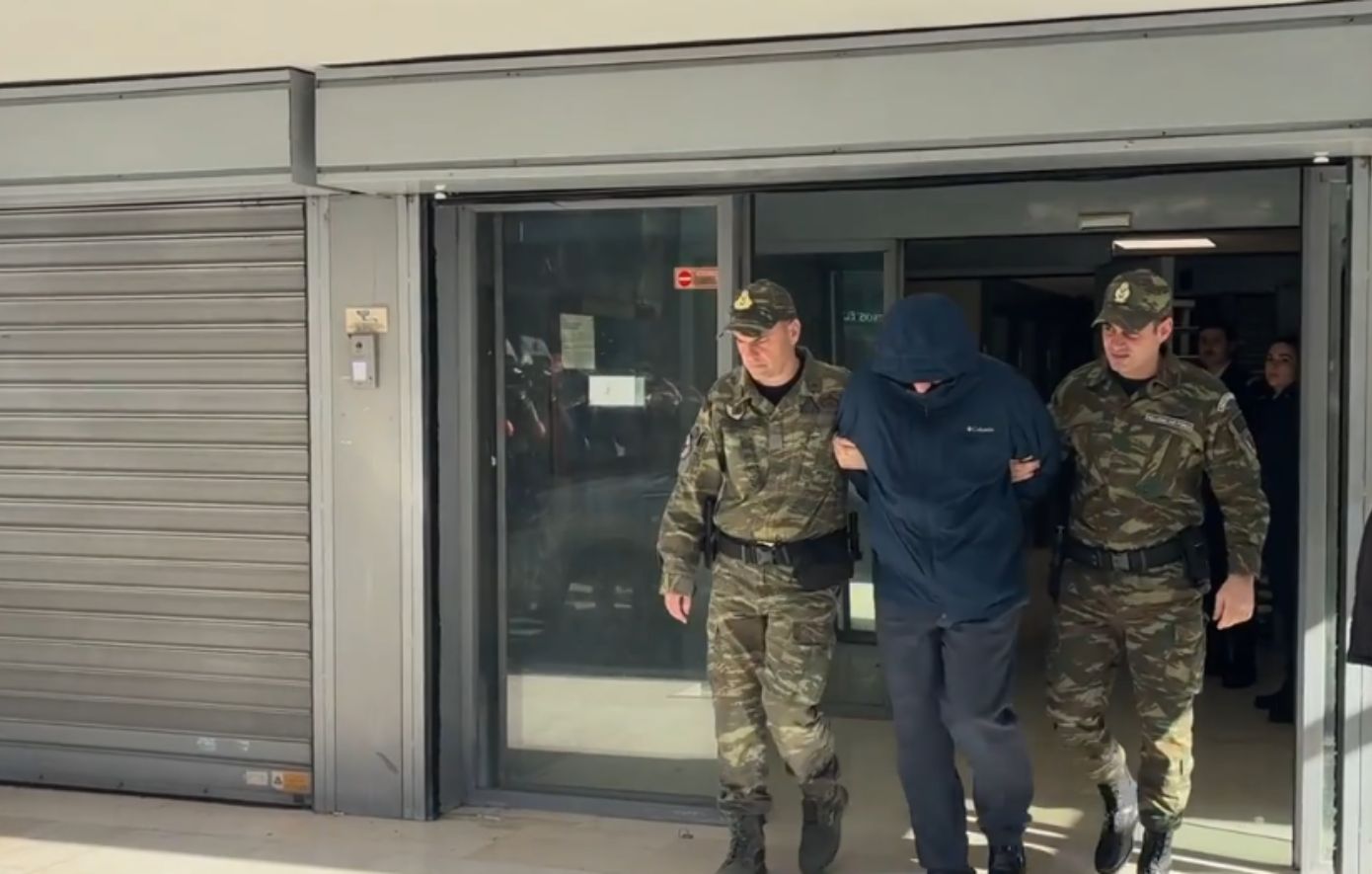 H έξοδος του σμηνάρχου που κατηγορείται για κατασκοπεία υπέρ της Κίνας από το κτίριο του Αεροδικείου &#8211; Δείτε βίντεο