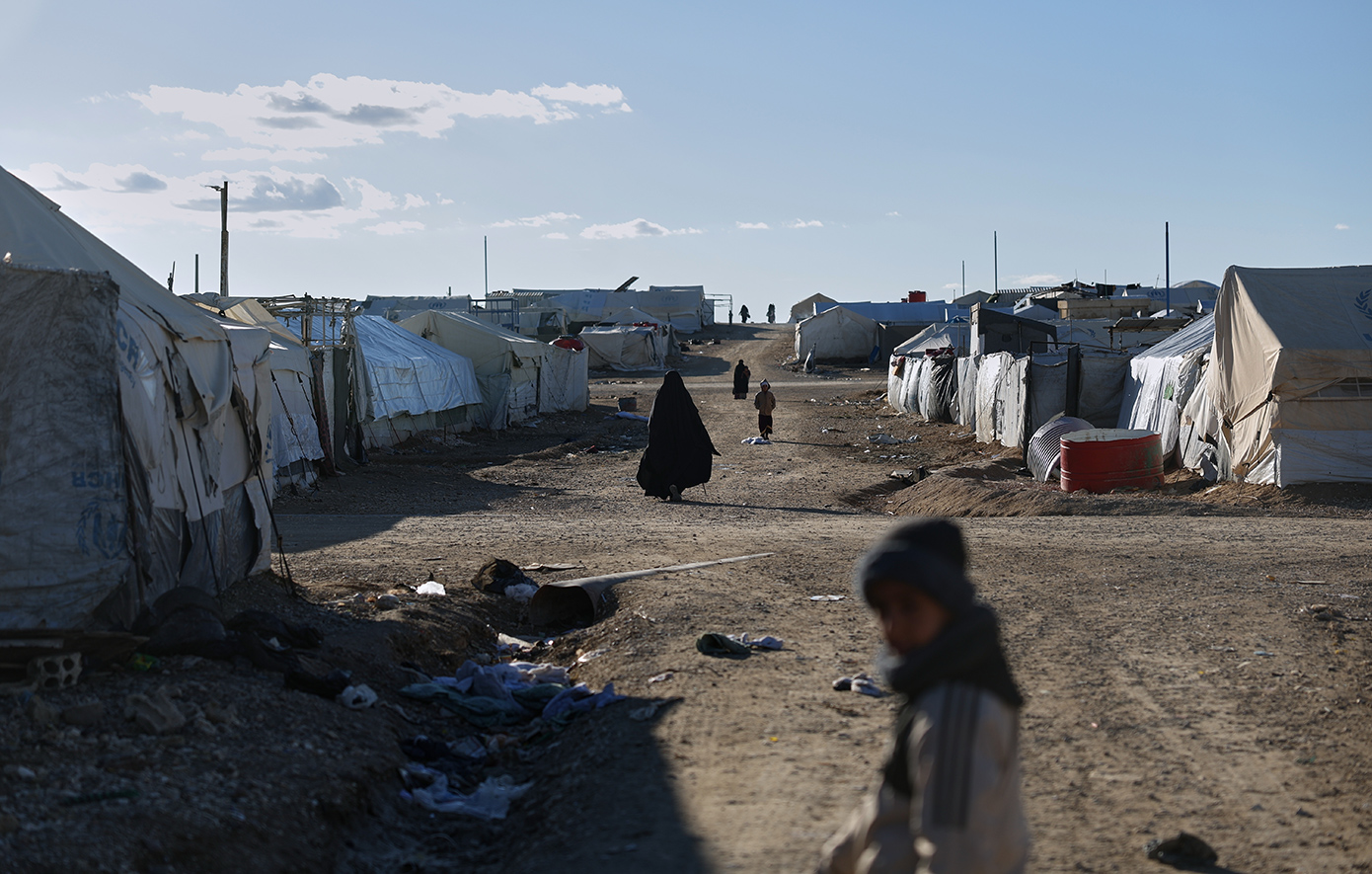 Μαζική αποχώρηση των οικογενειών των τζιχαντιστών του Ισλαμικού Κράτους από τον καταυλισμό Αλ-Χολ στη Συρία