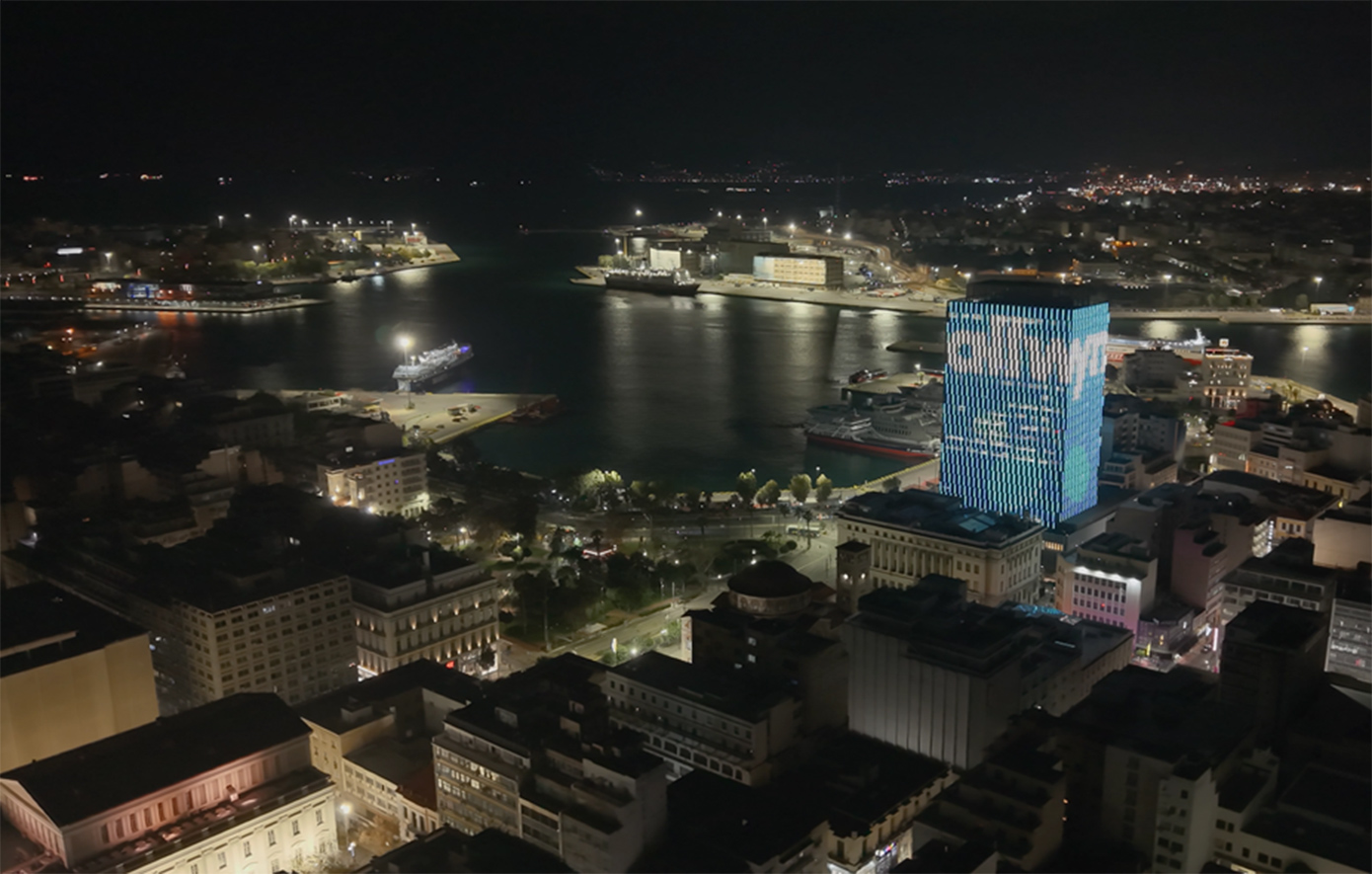 Εντυπωσιακές εικόνες από τον Πύργο του Πειραιά που «ντύθηκε» στα χρώματα της Allwyn