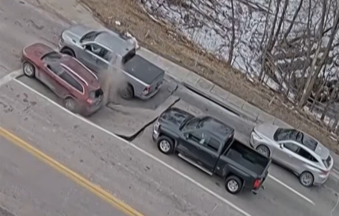 Σοκαριστικό βίντεο από τη Νεμπράσκα: Η γη άνοιξε και κατάπιε δύο αυτοκίνητα στη μέση του δρόμου