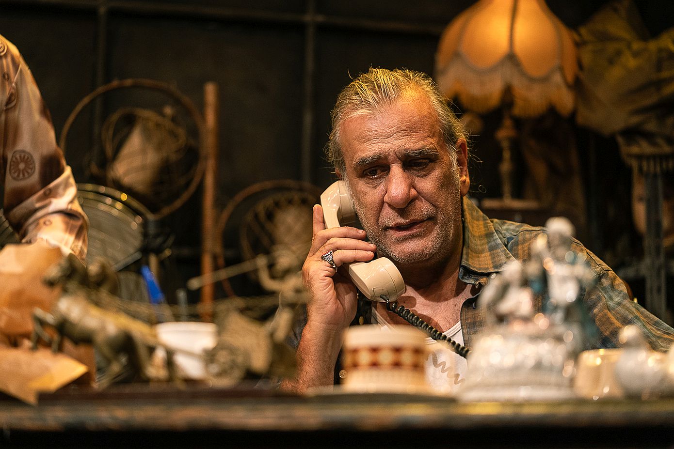 Αμερικάνικος Βούβαλος»: Ο Γιάννης Μπέζος σκηνοθετεί και ο Γιώργος Νινιός πρωταγωνιστεί στην παράσταση που έχει κατακτήσει το κοινό