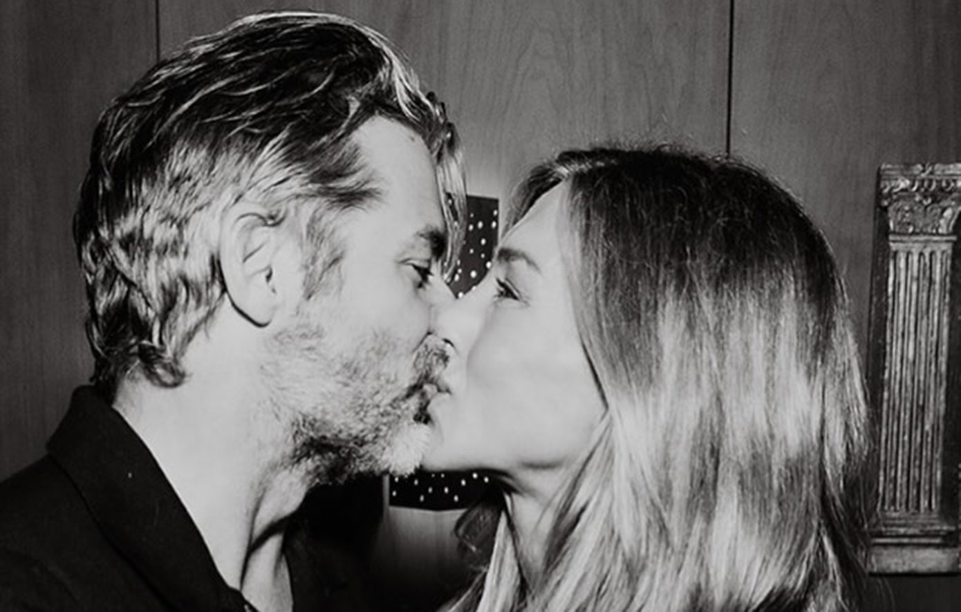 Τζένιφερ Άνιστον: Το παθιασμένο φιλί στο στόμα με τον σύντροφό της για τα 57α γενέθλιά της