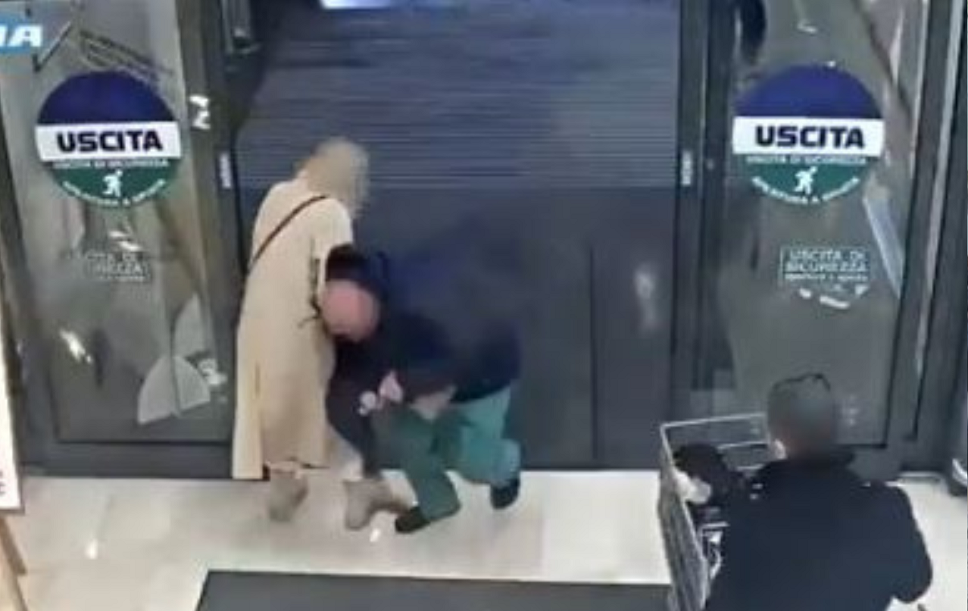 Άστεγος άρπαξε βρέφος από τα χέρια της μητέρας του μέσα σε σούπερ μάρκετ &#8211; Πάλεψε να το σώσει, δείτε βίντεο