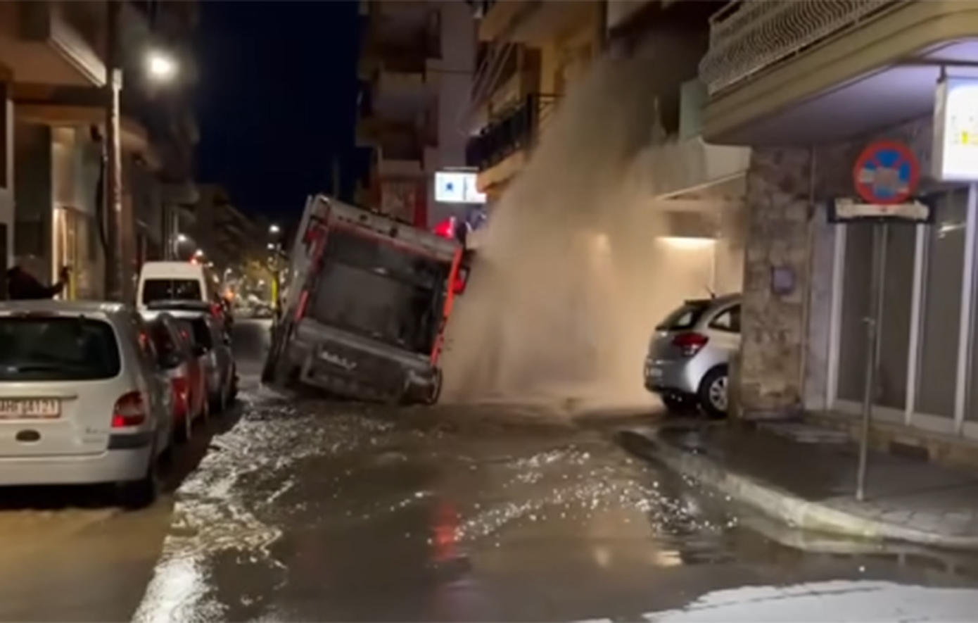 Απορριμματοφόρο στην Ξάνθη βούλιαξε από καθίζηση στον δρόμο &#8211; Έσπασε αγωγό και τα νερά έφτασαν μέχρι τον πρώτο όροφο πολυκατοικίας