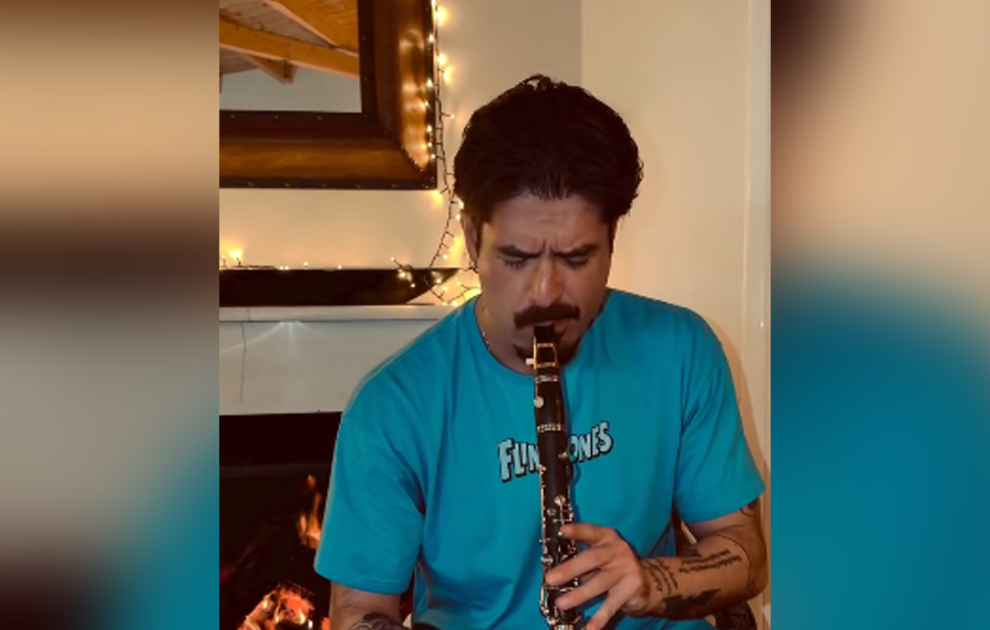 Ο Άρης Μουγκοπέτρος παίζει κλαρίνο με δύο δάχτυλα και συγκινεί το κοινό του – Δείτε το βίντεο που ανέβασε
