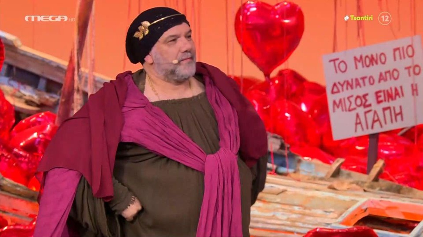 Ξεκαρδιστικός ο Γρηγόρης Αρναούτογλου σε ρόλο της Πυθίας στο «Αλ Τσαντίρι Νιουζ»