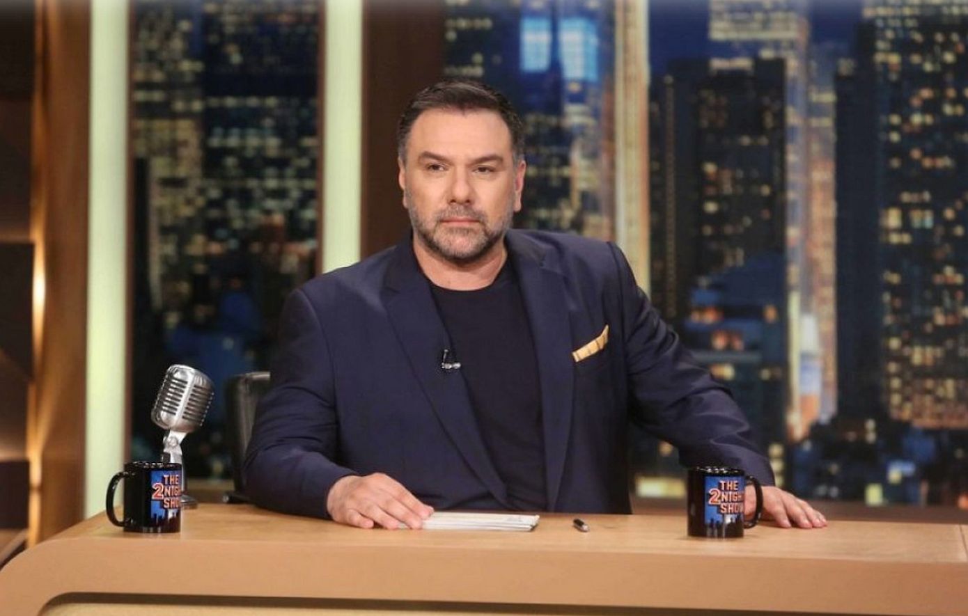Γρηγόρης Αρναούτογλου: Τι θα γίνει με το «The 2Night Show» μετά το θάνατο της μητέρας του
