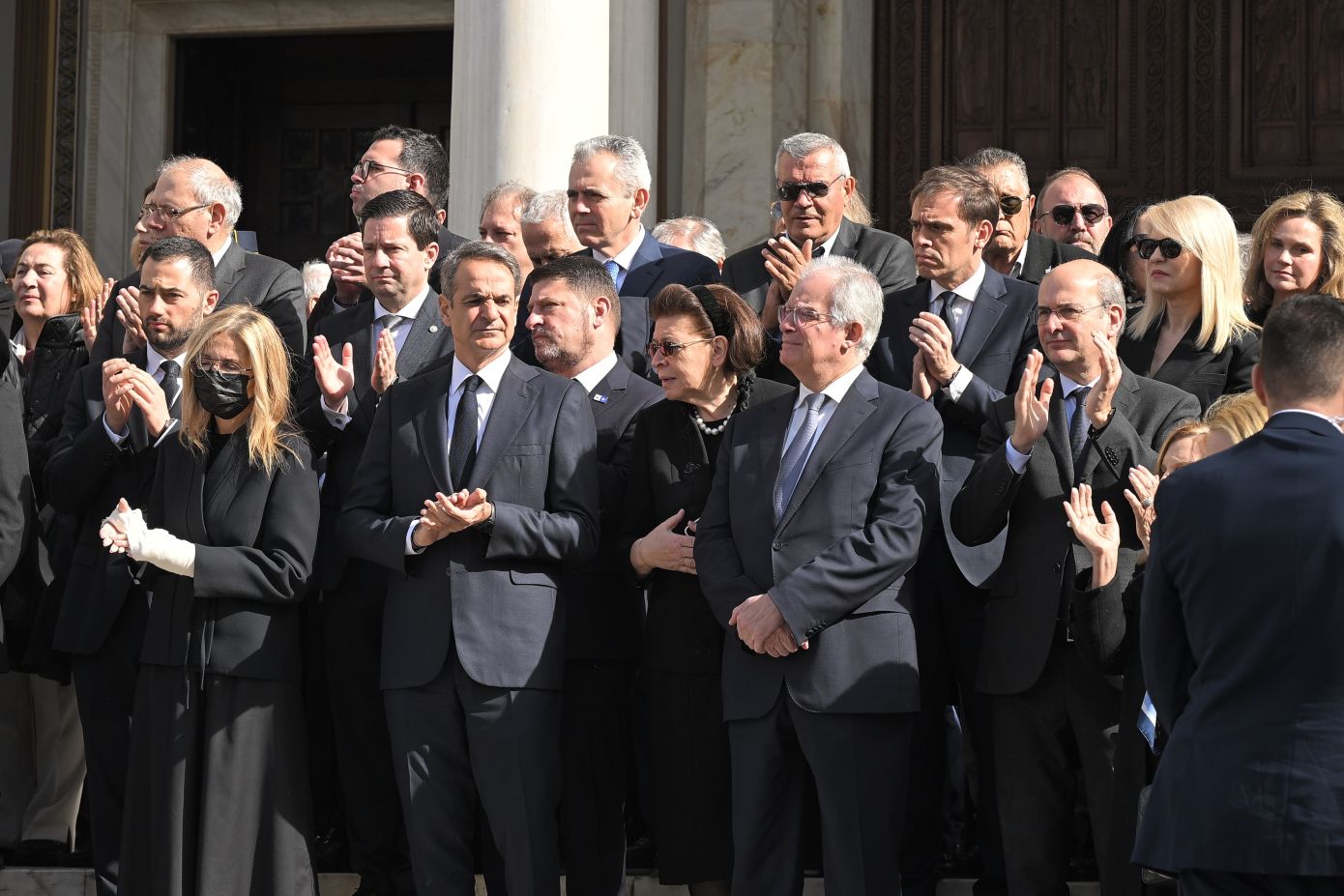 Το τελευταίο αντίο στην Ελένη Γλύκατζη-Αρβελέρ στη Μητρόπολη Αθηνών, ο συγκινητικός επικήδειος του πρωθυπουργού – Δείτε βίντεο και φωτογραφίες