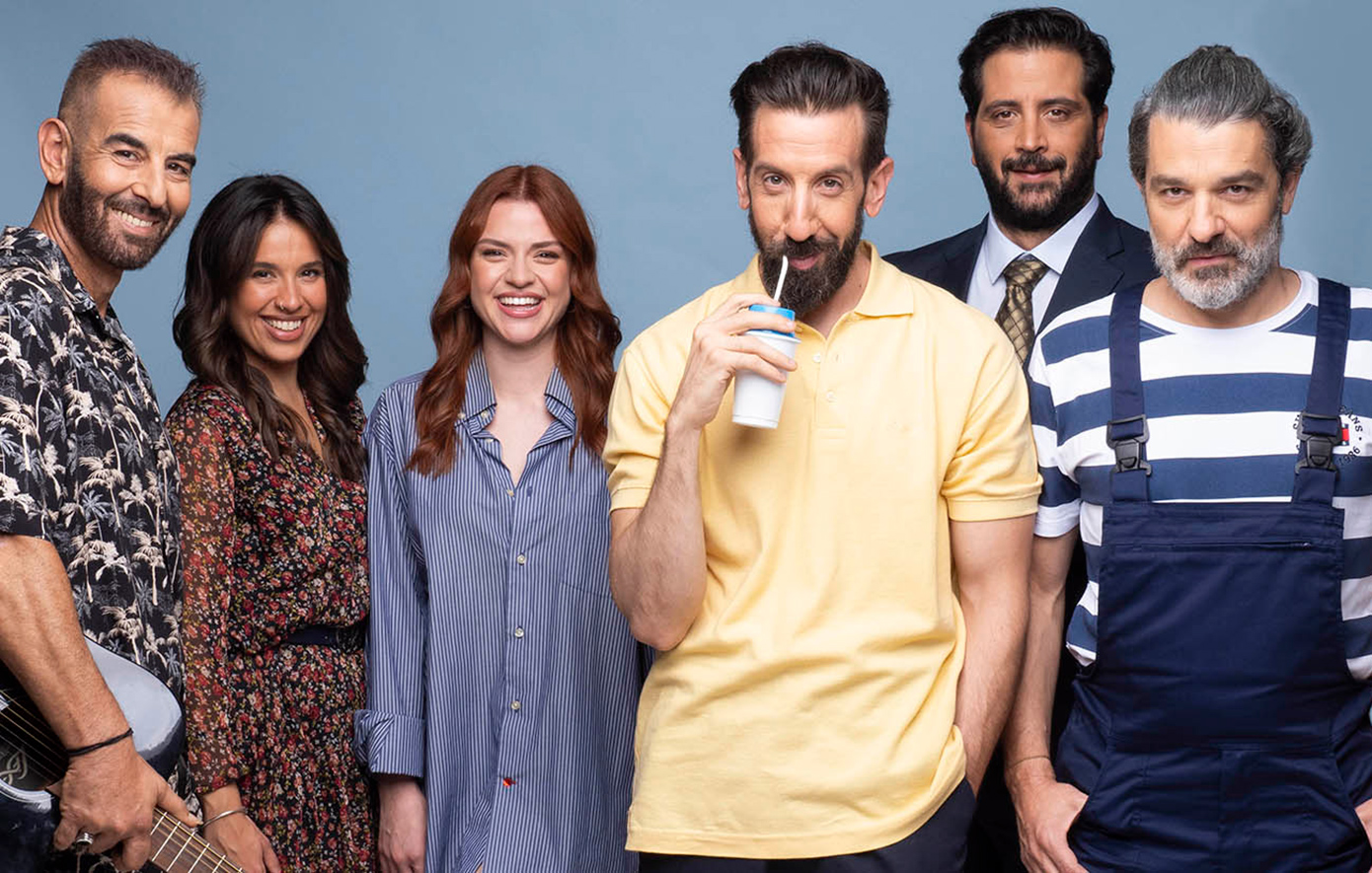 «Ας περιμένουν οι γυναίκες»: Η ελληνική ταινία που έγινε cult φαινόμενο μεταφέρθηκε στη σκηνή και κάνει ξανά χαμό