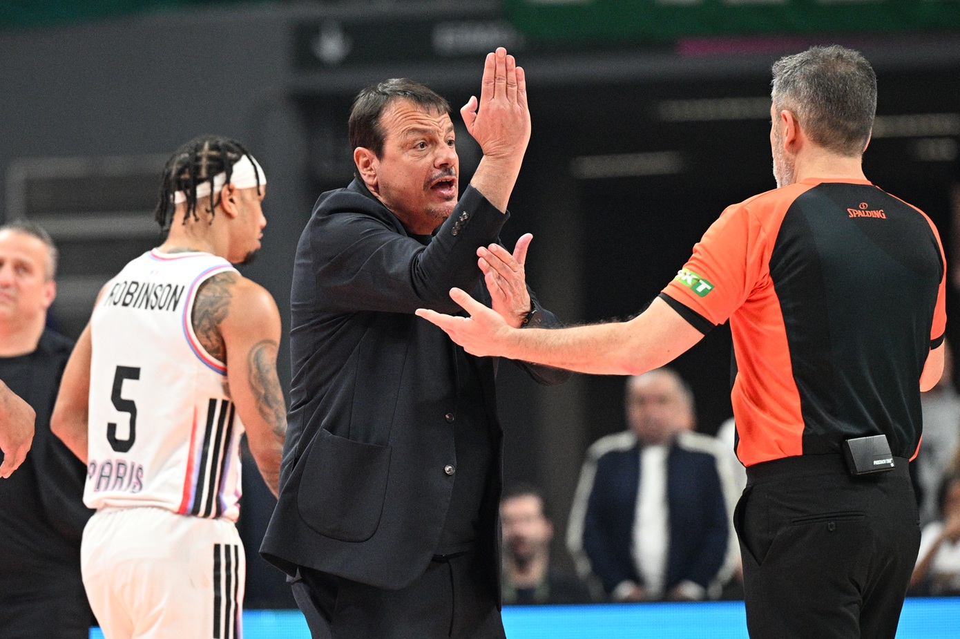 Εκνευρίστηκε ο Αταμάν και αποβλήθηκε στο φινάλε του αγώνα, διαμαρτυρόμενος για φάουλ στον Χέιζ-Ντέιβις