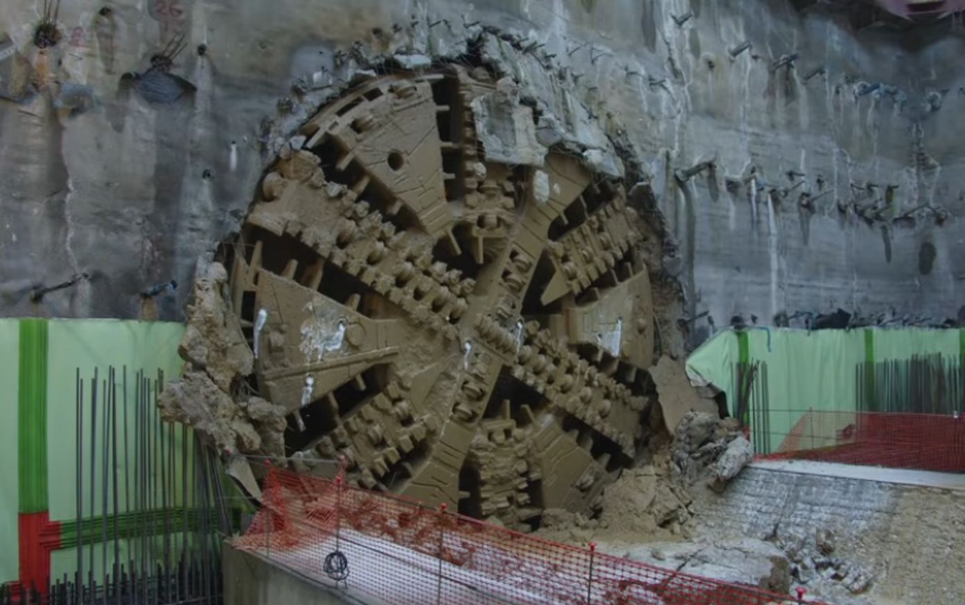 Έφτασε ο μετροπόντικας «Αθηνά» στον Ευαγγελισμό για την επέκταση της γραμμής 4 του Μετρό &#8211; Η στιγμή που σπάει τον τοίχο