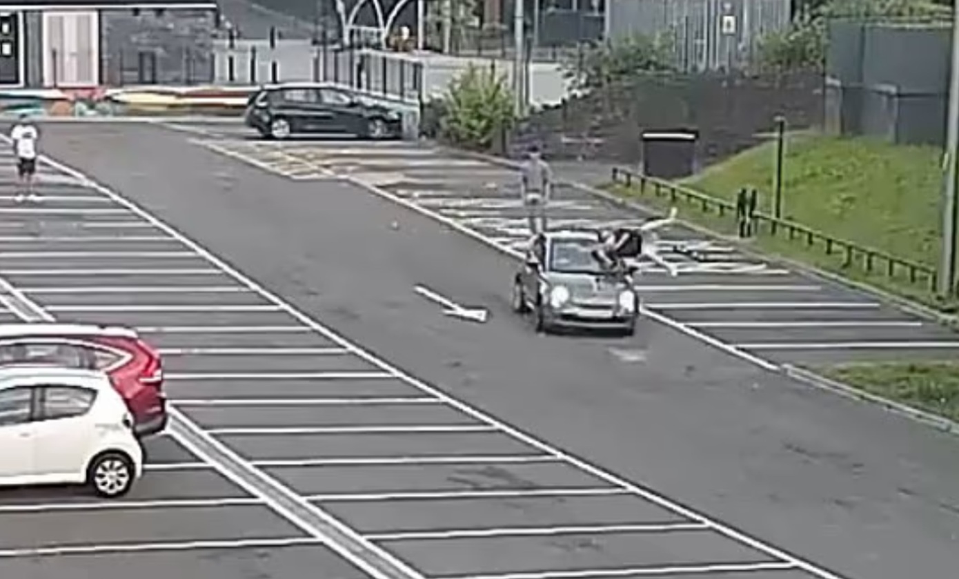 Υποψήφια νοσηλεύτρια χτυπάει νεαρό με το αυτοκίνητο, καθώς συνομιλούσε με φίλη της &#8211; Συγκλονιστικό βίντεο