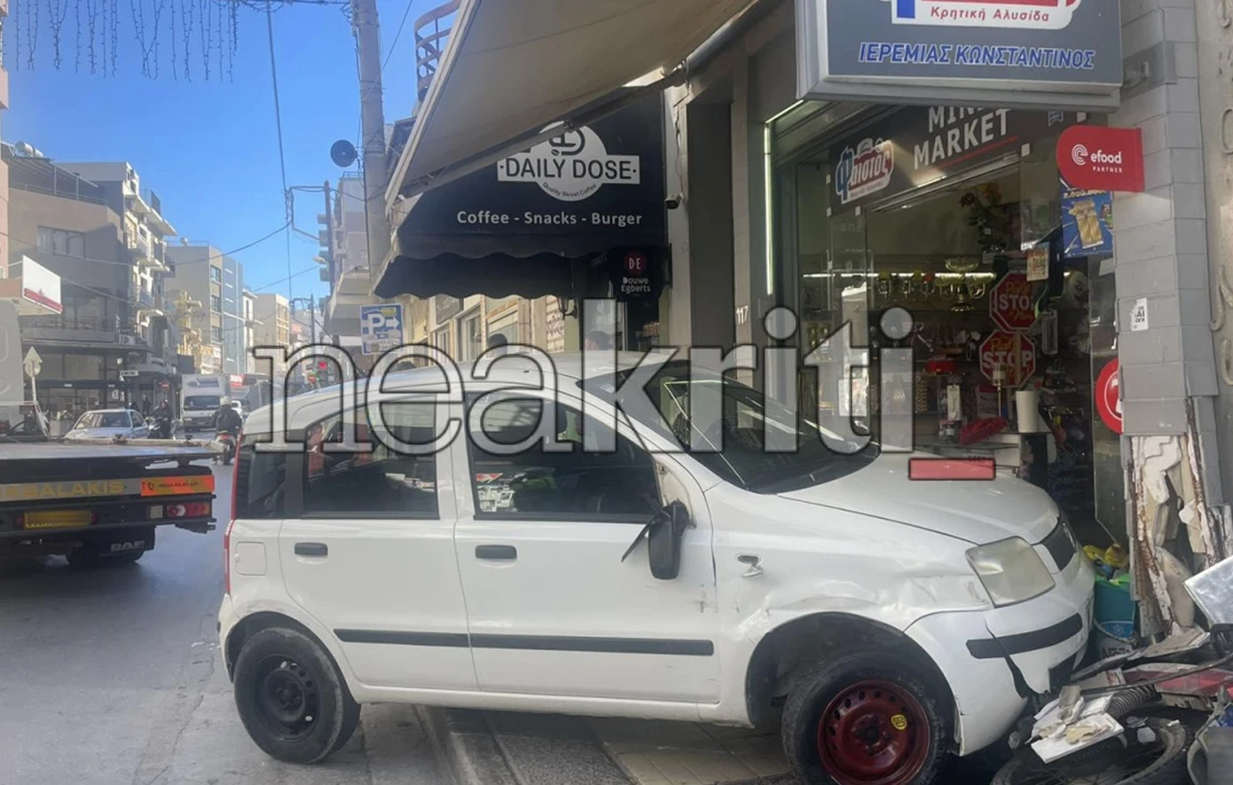 Οδηγός έπεσε σε βιτρίνα μίνι μάρκετ στο Ηράκλειο Κρήτης – Του έκανε παρατήρηση και τον εκδικήθηκε