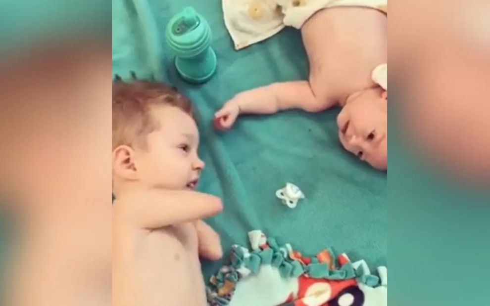 27 συγκλονιστικά δευτερόλεπτα αδελφικής αγάπης κάνουν ξανά τον γύρο του κόσμου