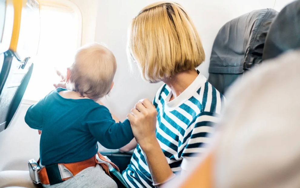 Το πρώτο αεροπορικό ταξίδι με μωρό ή νήπιο: Ένας χρήσιμος οδηγός για μία ήρεμη πτήση