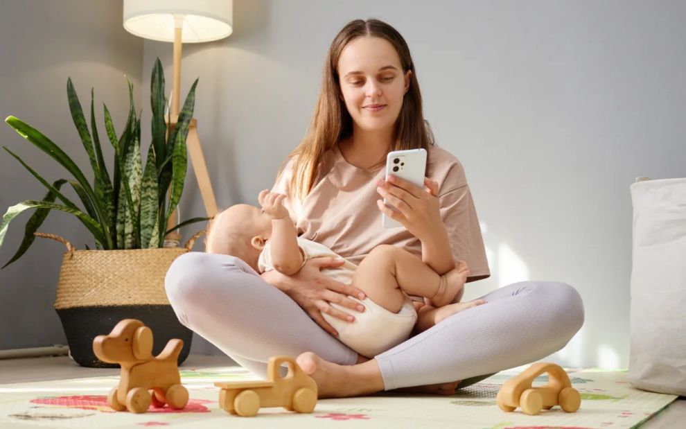 Birth-Tok: Γιατί οι μαμάδες μοιράζονται τις ιστορίες τοκετού τους στα social media