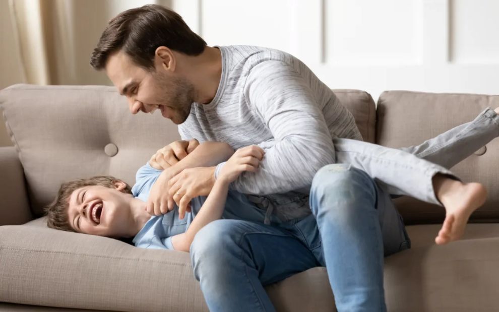 Γιατί το να είσαι ο fun γονιός μπορεί να αλλάξει τις ισορροπίες