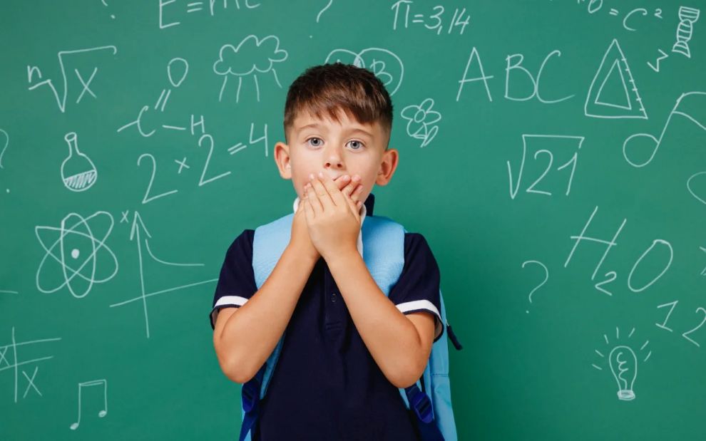 Κατάλαβε ότι κάτι δεν πάει καλά με το μπλουζάκι του γιου της &#8211; Το σημείωμα της δασκάλας… ήταν καταλυτικό