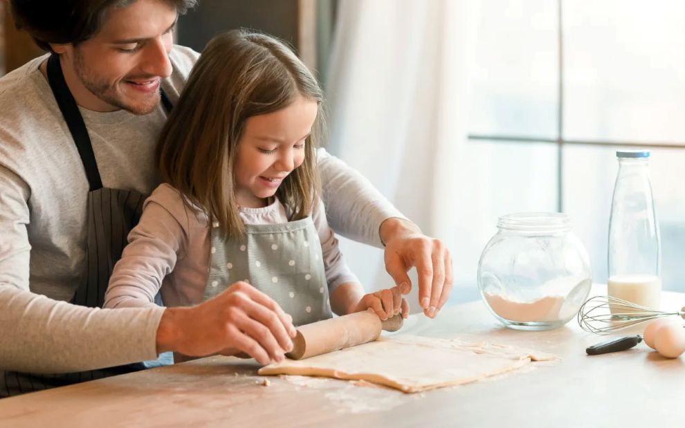 Το αόρατο φορτίο της γονεϊκότητας που κουβαλούν πολλοί μπαμπάδες