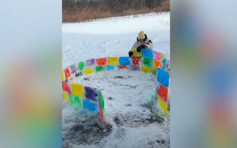 Γονείς έφτιαξαν ιγκλού-ουράνιο τόξο και χάρισαν μία χειμωνιάτικη wonderland στα παιδιά τους