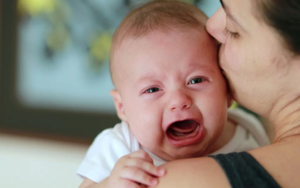 Το μωρό κλαίει, όταν το πλησιάζει κάποιος που δεν γνωρίζει: Πώς εξηγείται αυτή η αντίδραση
