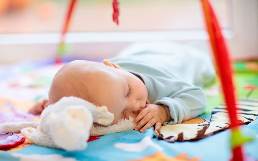 Από πότε είναι ασφαλές να βάλω το μωρό να κοιμηθεί μπρούμυτα;