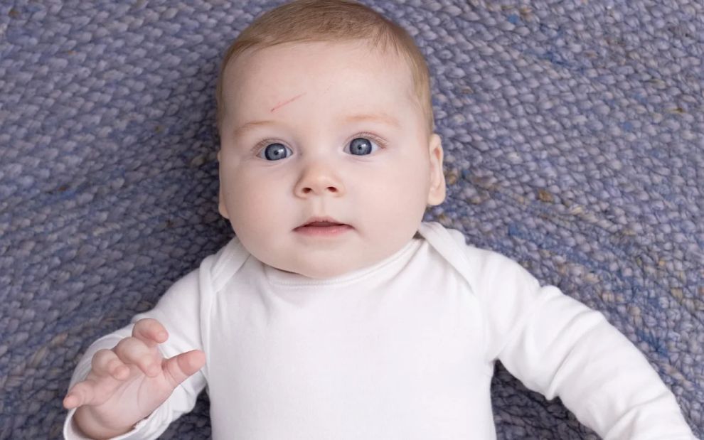 Το μωρό γρατσουνάει το προσωπάκι του: Γιατί συμβαίνει και πώς να το αντιμετωπίσεις