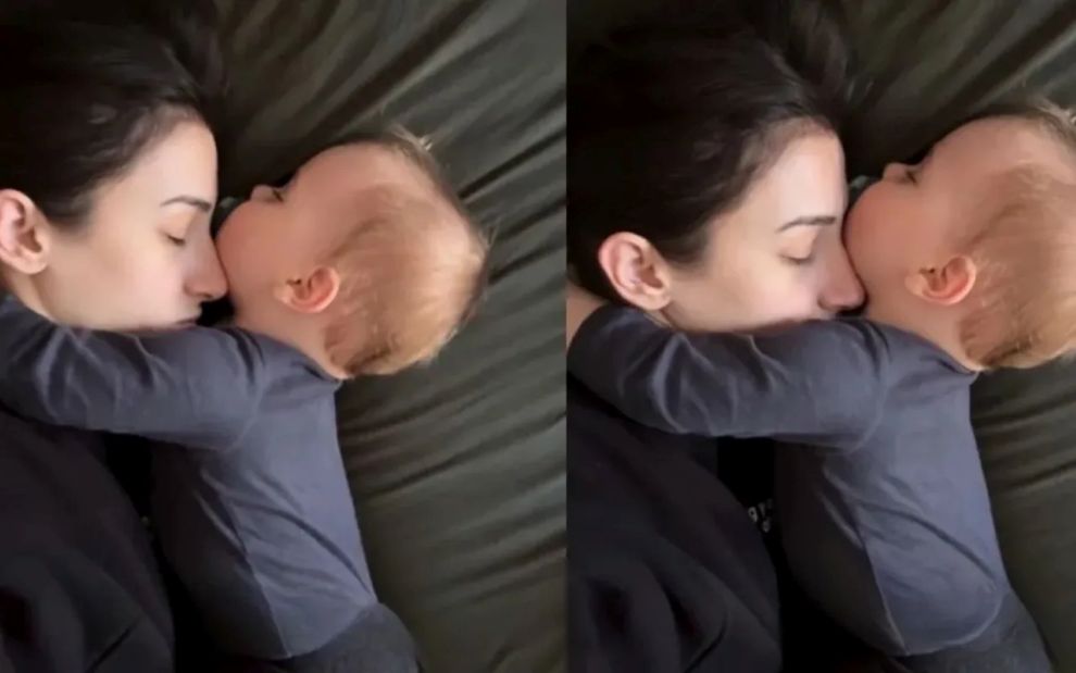 Ένα βίντεο που λιώνει καρδιές: Μωρό βοηθά τη μαμά να αγαπήσει ξανά τον εαυτό της