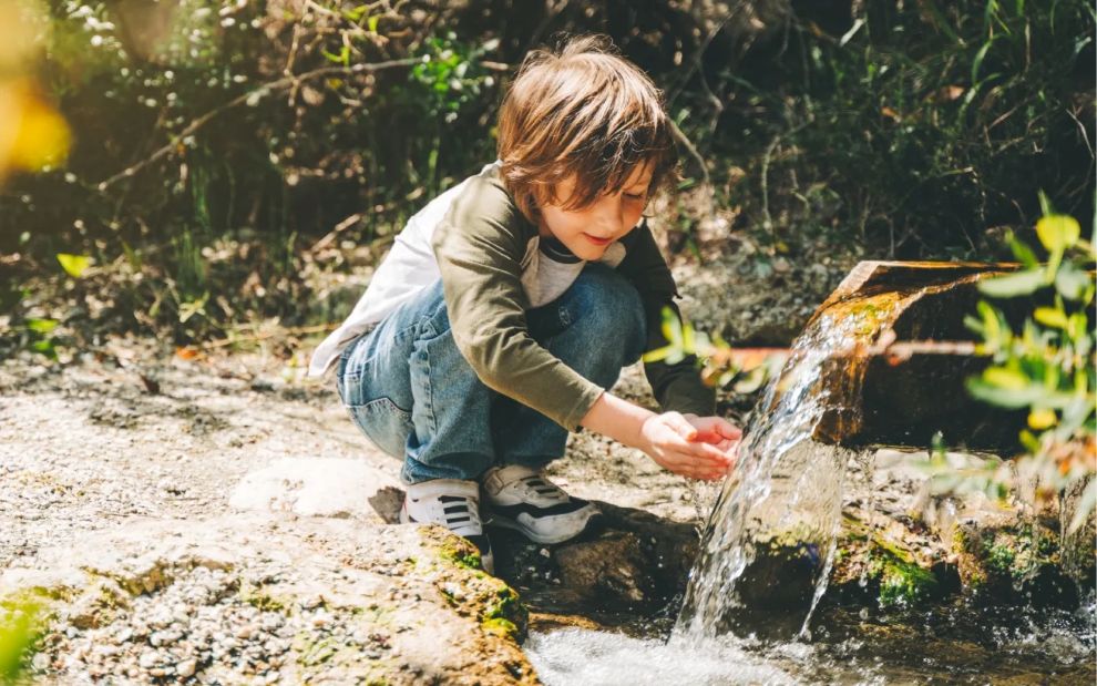 Γιατί τα παιδιά ηρεμούν δίπλα στο νερό &#8211; Η επιστημονική εξήγηση θα σας εκπλήξει
