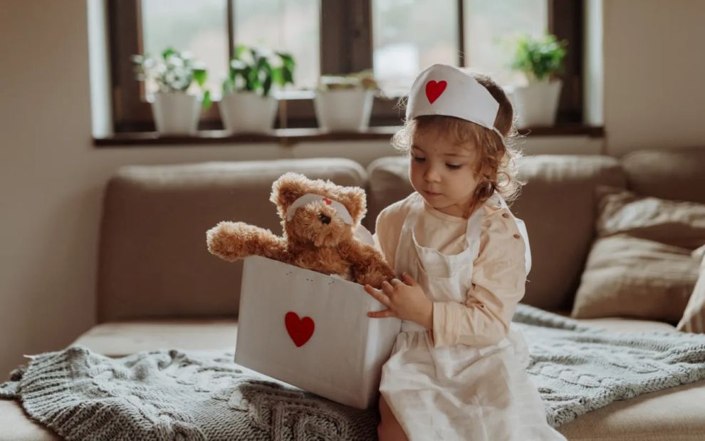 Τι είναι το «παιχνίδι προσποίησης» και γιατί είναι τόσο σημαντικό για την ανάπτυξη του παιδιού