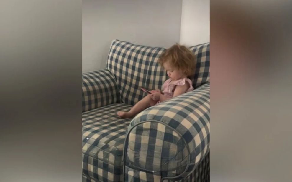 Τι συμβαίνει πραγματικά όταν ένα μωρό βγάζει selfie;