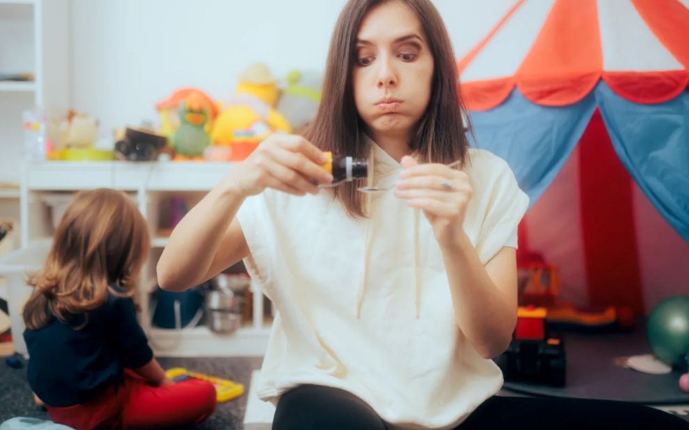 Το viral κόλπο μίας μαμάς millennial: Πώς να δώσεις το σιρόπι στο παιδί σου και να μοιάζει… πάρτι