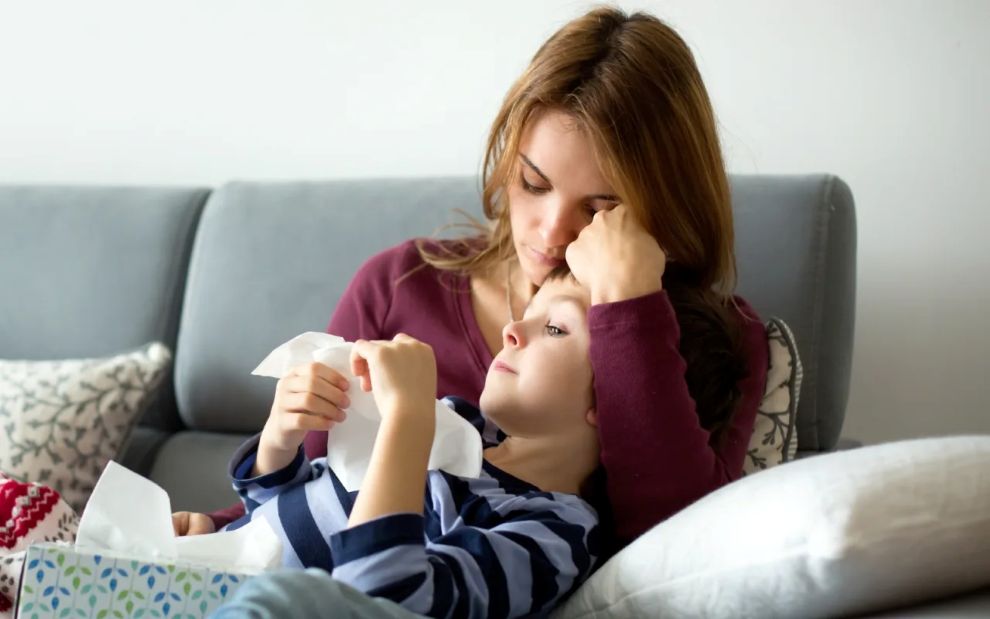 «Όσα έμαθα μία μέρα στο σπίτι με το άρρωστο παιδί μου»: Ένα φιλικό μήνυμα προς τους workaholic γονείς