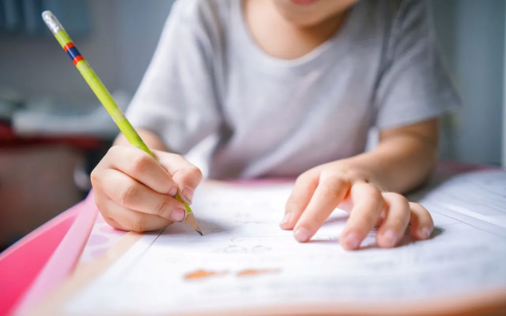 Σχολικές εργασίες στο σπίτι: Πόση ώρα χρειάζεται ένα παιδί του Δημοτικού και πώς μπορείτε να το βοηθήσετε;