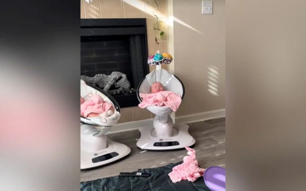 Τρίδυμα εν ώρα ύπνου: Η ξεκαρδιστική λεπτομέρεια στο ένα μωρό που τρέλανε το διαδίκτυο