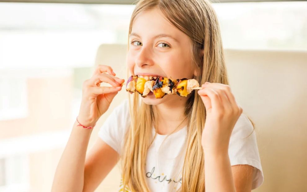 Τσικνοπέμπτη με τα παιδιά: Δύο συνταγές για να πετάξουν από τη χαρά τους