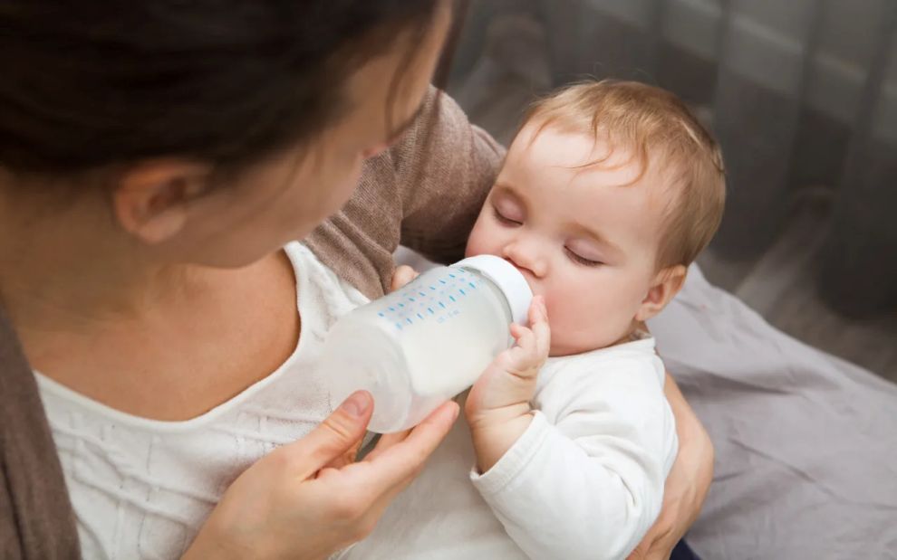 Ανακλήσεις σε βρεφικά γάλατα: Χρήσιμες οδηγίες από τον παιδίατρο για την ασφάλεια του μωρού