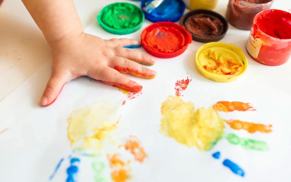 Χειροτεχνίες για παιδιά 1 έτους: 6 εύκολες ιδέες για δημιουργικό παιχνίδι στο σπίτι